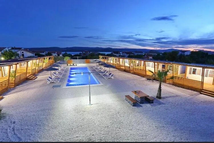 Chalet-Mobilehome Mit Pool Turanj